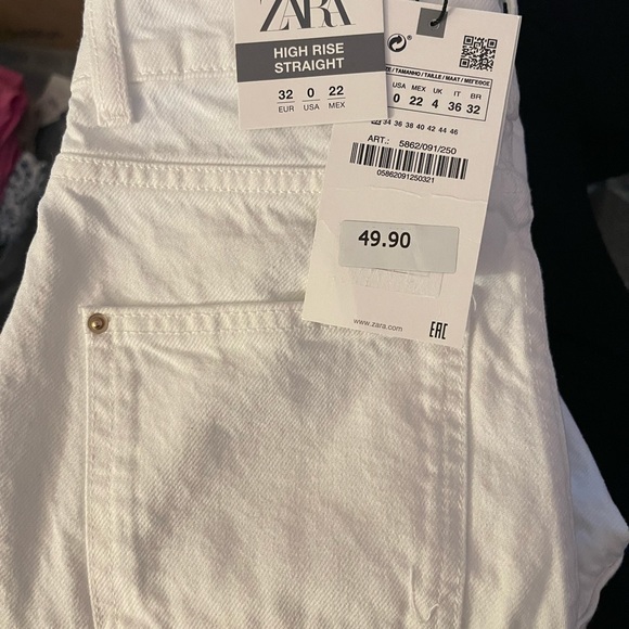 High-waisted jeans with five pockets and straight legs. Washed effect. - Picture 13 of 14